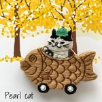 【再販】たい焼き猫の刺繍ブローチ【白黒ハチワレ】