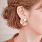 【バックキャッチタイプ】ペールモカflowerキャッチピアス/イヤリング　