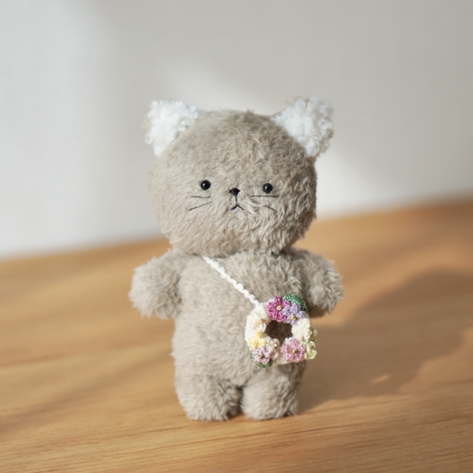 手編みのお花咲く〜お散歩を楽しむ、ねこさんのぬいぐるみ - お花と