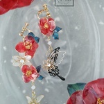 雪降る椿の庭の蝶イヤリング（earrings of  butterfly〜crimson and snow beauty〜）