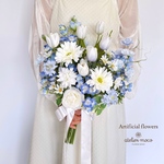 ネモフィラ と チューリップ のガーデン風 クラッチブーケ　　　　　　( ウェディングブーケ　アーティフィシャルフラワー　造花　ウェディング　結婚式　前撮り　フォトウェディング　ブーケ）