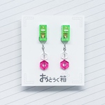 カラフルなスイッチとナットのピアス《緑》