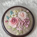 コットンリネンと刺繍のバラのブローチ3