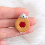 クッキーにぎゅっとしがみつくラッコのキーホルダー