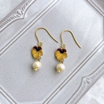 ビオラのミニピアス💛コットンパール  サージカルステンレスピアス ／ イヤリング ／ 樹脂ピアス ／ 金具交換無料　大人可愛い　パンジー　イエロー