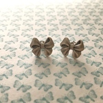 リボンのピアス（アンティークシルバー）
