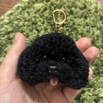 ＊うるうるトイプードル　毛糸キーホルダー＊黒色　ブラック　ぬいぐるみマスコット　動物ポンポン　置き物　犬　オーダー　ペット　うちの子　舌出し