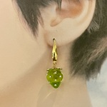 320.再販　揺れるメロン色苺のピアス