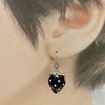 312.再々販　ブラック苺（シルバー）のシンプルピアス