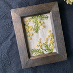 【新作】ミモザの刺繍壁飾り｜手のひらサイズの小さな春　（Aタイプ）