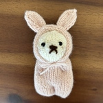 棒針で編んだ うさぎの編みぐるみブローチ