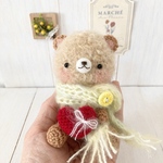 (高さ9㎝)ハートをどうぞ♪のグルグルマフラーの小さなあみぐるみくまちゃん(ラッピング無料)(オプションでキーホルダー可能)
