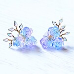 ブルーローズブーケのピアス　/ 金属アレルギー対応　透明感　薔薇　個性的　和装　普段遣い