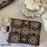 《new》🥀インド刺繍　インド刺繍ポーチ　インド刺繍生地　刺繍ポーチ　ポーチ　コスメポーチ　モバイルポーチ　カード入れ　ギフト　フェイクレザー　パールチャーム付き