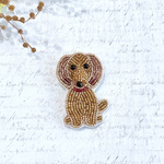 ビーズ刺繍のブローチ・ミニチュアダックスフンド（おすわり・レッド）