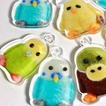 セキセイインコ(緑)を閉じ込めたアクリルキーホルダー