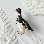 【受注制作】岩場で見張りに立つもふもふ脚の雷鳥／ライチョウ(オス 夏羽)の刺繍ブローチ
