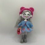 ピンクのニット帽のイチゴ柄ワンピース