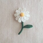 かぎ針編みブローチ　デイジーみたいな一輪のお花　グリーン　刺繍糸2本どり