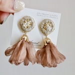 シフォンタッセル×花のビーズ刺繍ピアス/イヤリング/ノンホールピアス（アイボリー×ブラウン）大ぶり