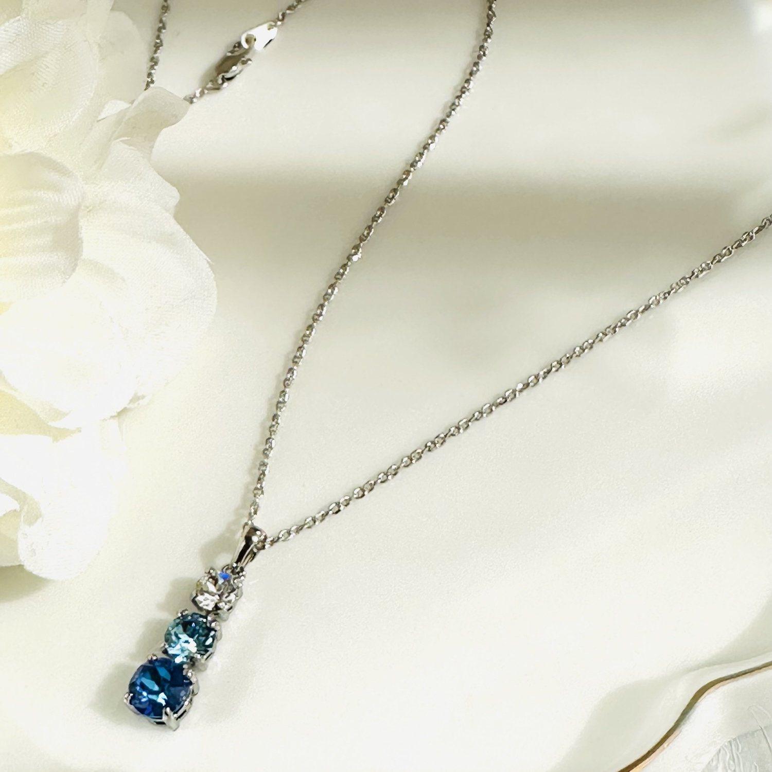 Swarovski ロイヤルブルー・アクアマリン・クリスタルのスリーストーン