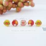 刺繍　花　北欧　レッド　北欧柄　小さいピアス　タイルピアス　イヤリング　タイル　まとめ売り　タイルピアス　フラワー　美濃焼タイル　ほっこり　刺繍　小粒　アシンメトリー