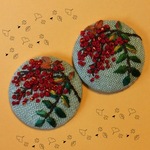 🍂【ルンさま】ご注文品…南天刺繍クルミボタンブローチ