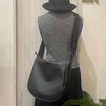 SALE品（M）ブラック次世代レザー撥水２WAYショルダーバッグ、Mサイズ（ファスナー）雨でもヘビロテ！