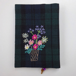 可愛いコスモスの刺繍のブックカバー