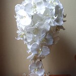 ニュアンスを変えて再販×3。胡蝶蘭のキャスケードブーケ。♪ブートニア付き♪生花みたいに綺麗な造花です♪高品質なのに安い