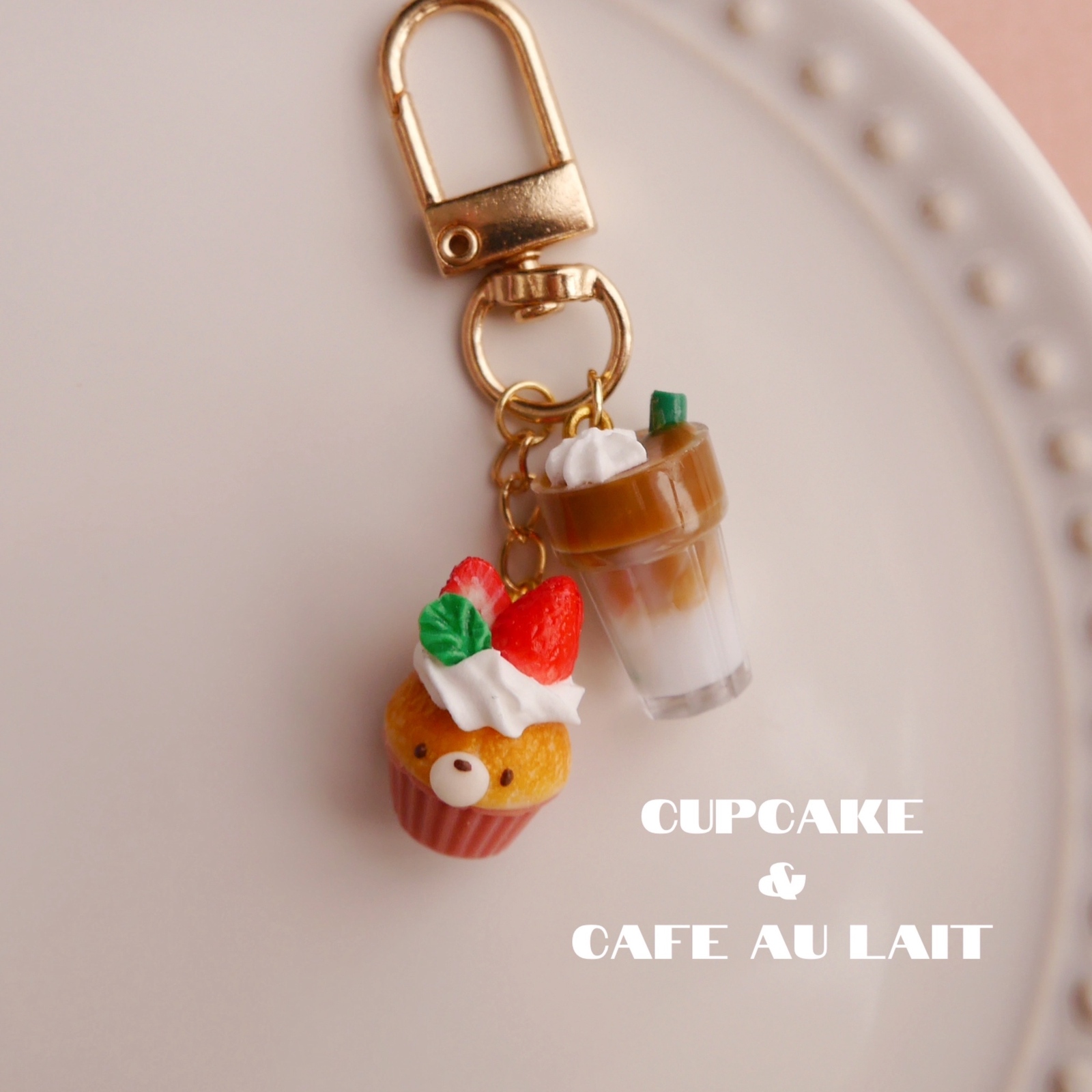 クリームサンドクッキーとねこのキーホルダー ✽ ミニチュアスイーツ