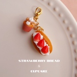 苺と生クリームのコッペパン&ミニミニカップケーキのチャーム        ✽     ミニチュアスイーツ/フェイクスイーツ/食品サンプル/くま/パン