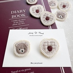 バレンタインイメージ♡ くまとハートいちご 刺繍ブローチ2点セット