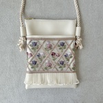 春のお出かけにぴったり🌷チューリップ柄のインド刺繍リボンスマホポシェット／サコッシュ　【ホワイト】