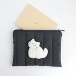 もこもこ白猫のキルティングフラットポーチ｜文庫本が入る 大人可愛い猫ポーチ