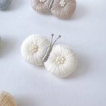 小さなちょうちょのふっくら刺繍ブローチ（白・ホワイト）