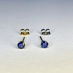４㎜合成サファイアの一粒ピアス