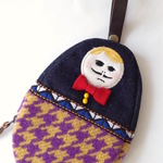 ウールパンツを履くHAMAOのミニポーチ  “indigo denim × chidori”