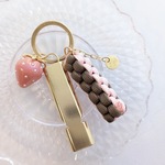 オシャレに備えるぷっくりイチゴとパラコードの防災防犯キーホルダー　ホイッスル　バッグチャーム　ブラウン　ピンク　非常時　新一年生　キッズ　入園　入学