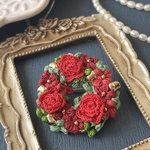 赤薔薇　刺繍糸で編んだバラとお花のブローチ　赤いバラとゴールド　クリスマスリースブローチ　退職祝い　還暦祝い　刺繍が好きなあの方へのプレゼント　軽いブローチ　　自分へのご褒美　バラ好きな方へ　