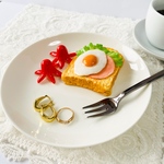 《送料無料》ハムエッグトーストとタコさんウインナーのアクセサリートレイ　フェイクスイーツ　食品サンプル　ミニチュア朝食　インテリア