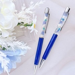 再販*【受注制作】澄んだ空の様なネモフィラ -花言葉:可憐 どこでも成功 あなたを許す- 液漏れのない固まるハーバリウム 名前入れ可 ハーバリウムボールペン -くすみネイビー-
