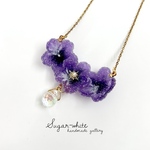  【2/21(土)再販予定】Candied violets ✵ スミレの砂糖漬けの3連フラワーと1粒ガラスの雫    ネックレス   ペンダント     ✨ステンレス製チェーン