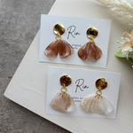 ハレノヒにも💐花びらが揺れる淡色上品ピアス イヤリング 大人 かわいい 樹脂ピアス/チタンピアス/ネジバネ式 痛くないイヤリング プレゼント クリスマス ベージュ 卒園式 卒業式 入学式 入園式 