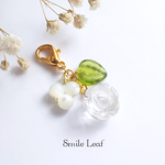 水晶&マザーオブパールと薔薇の花束チャーム