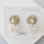 チェコファルファーレ×花のビーズ刺繍ピアス・イヤリング・ノンホールピアス（アイボリー）淡色/フォーマル