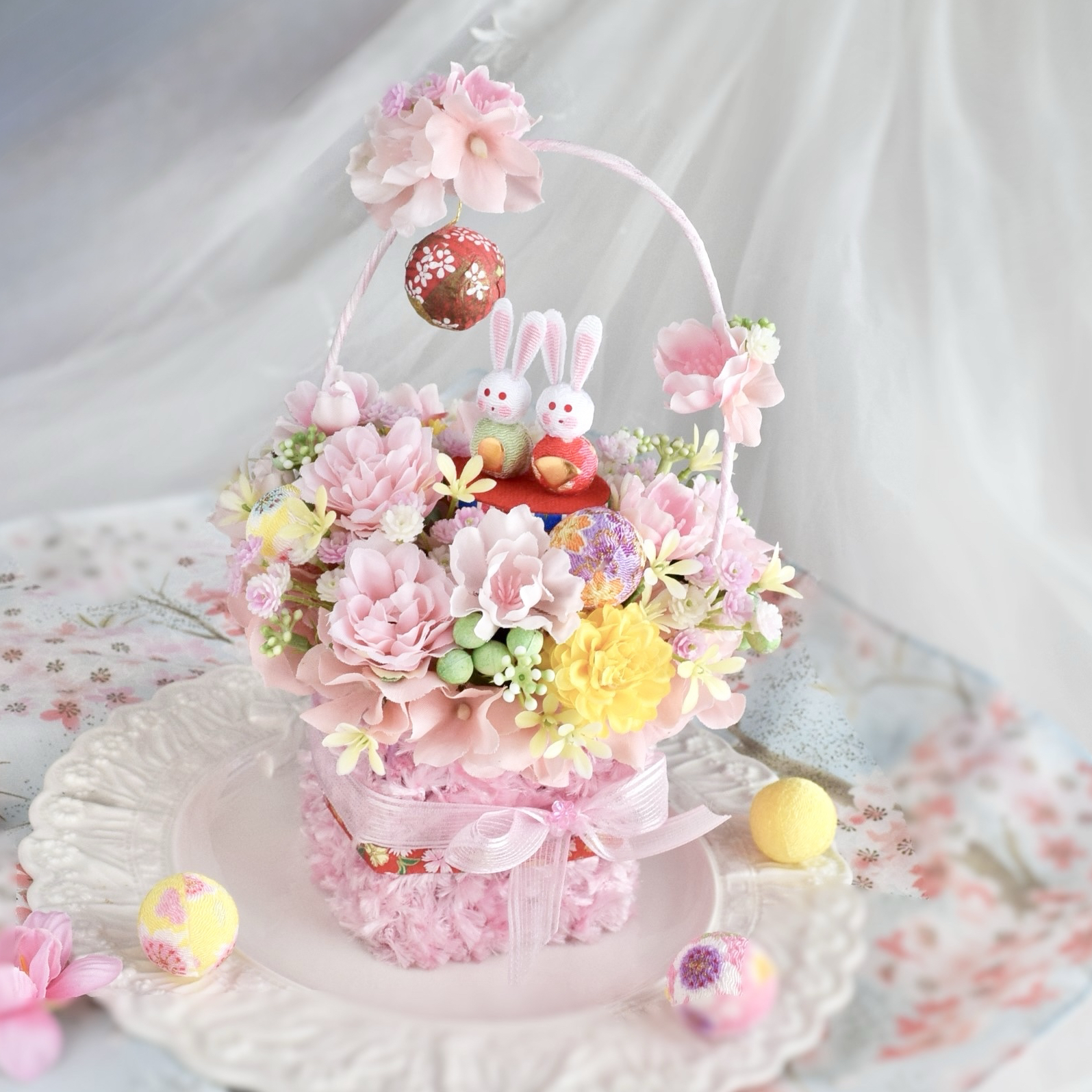 うさぎ雛のバスケット風アレンジメント ひな祭りアレンジ 桃の節句の飾り 桜とバラのアレンジメント 春のインテリア