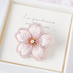 桜刺繍のブローチ｜卒園式、入学式に｜期間限定 2 個目20%OFF ｜淡いピンク　パステルカラー　春　セレモニー　入園入学　キッズ　親子お揃い　ギフト対応