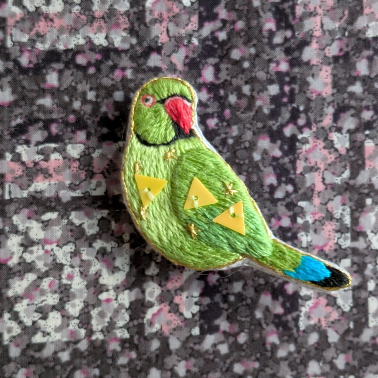刺繍ブローチ　ワカケホンセイインコ　鳥