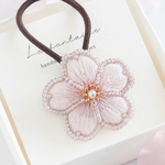 桜刺繍のヘアゴム 【卒園式、入学式にも】ポニーフック、ブローチにも変更可｜淡いピンクのヘアアクセサリー　春　セレモニー　入園入学　キッズ　ギフト対応